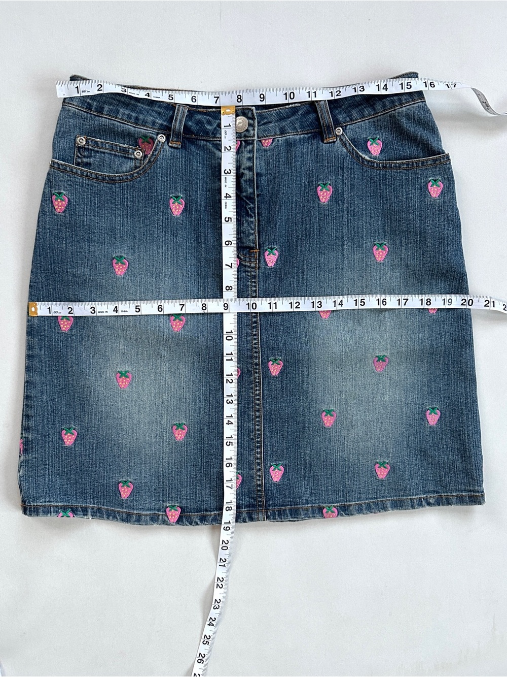 VINTAGE LILY PULITZER WHITE LABEL DENIM MINISKIRT STRAWBERRY EMBROIDERY RARE Sz6 - Picture 6 of 6